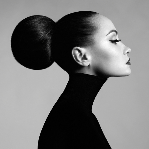 img-blog-Black and white fashion art studio portrait of beautiful elegant woman