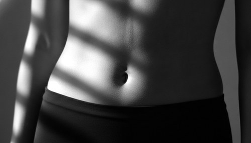 Black and white editorial photograph for belly button revision commentary by Dr. Frank Agullo, MD, FACS.